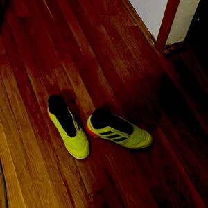 Indoor soccer shoes, worn 4 to 5 times good condition just need shoe laces